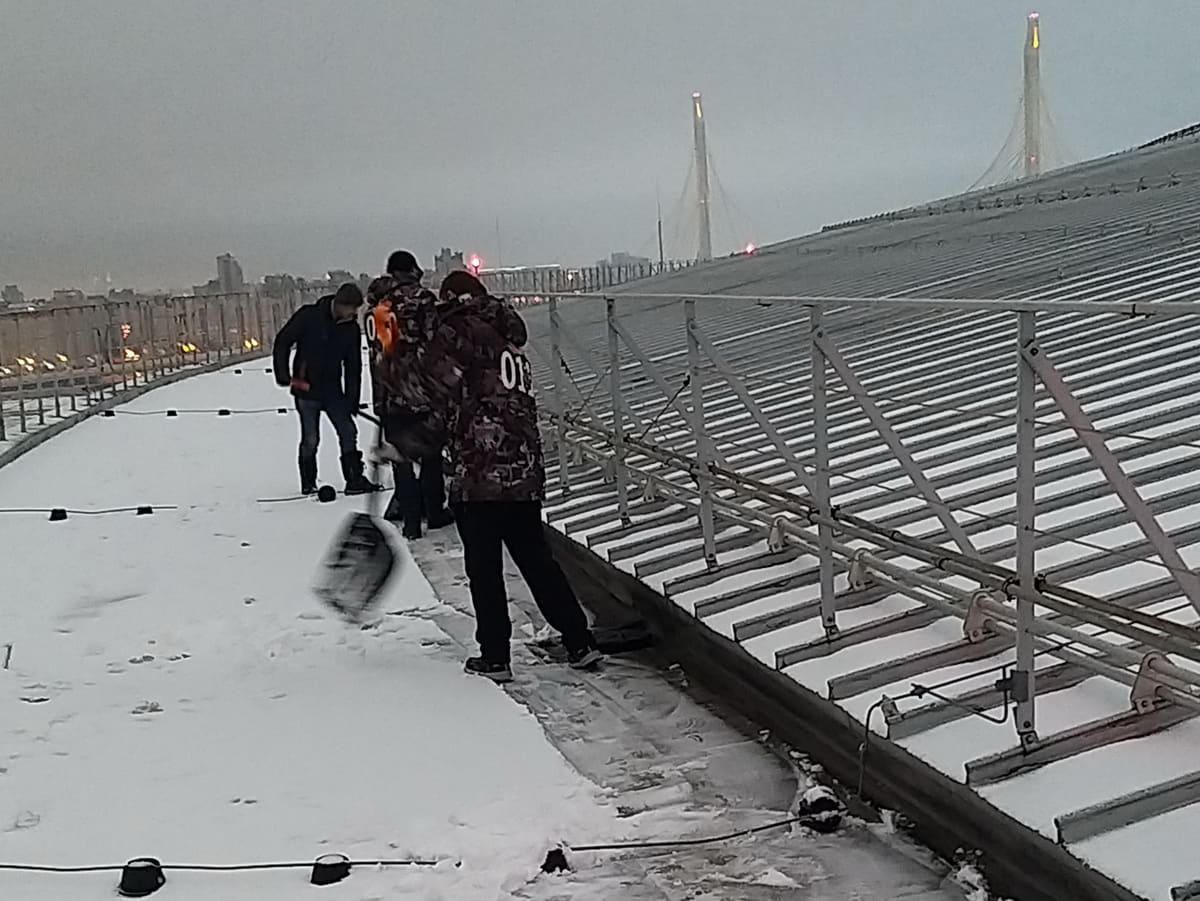 Уборка снега с крыш промышленными альпинистами-647