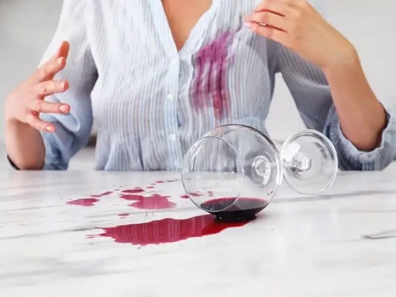Чем выводить пятна от вина?